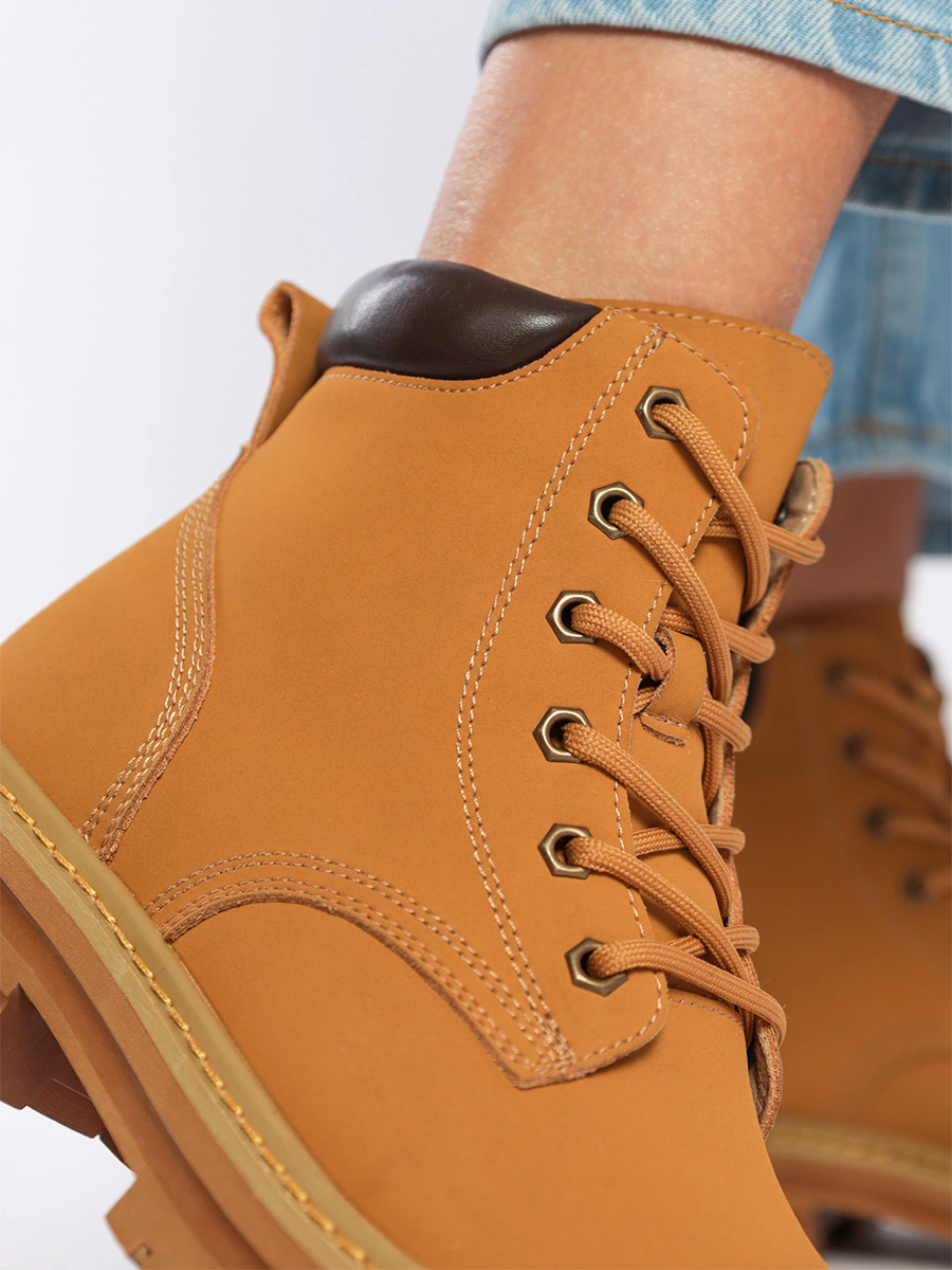Ботинки-хайкеры желтого цвета со шнуровкой